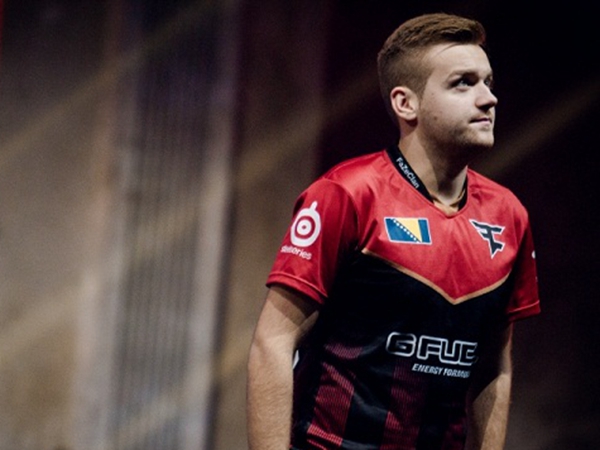 LPL选手公布iG全神班2025定妆照：登峰造极，再赴極境再登山